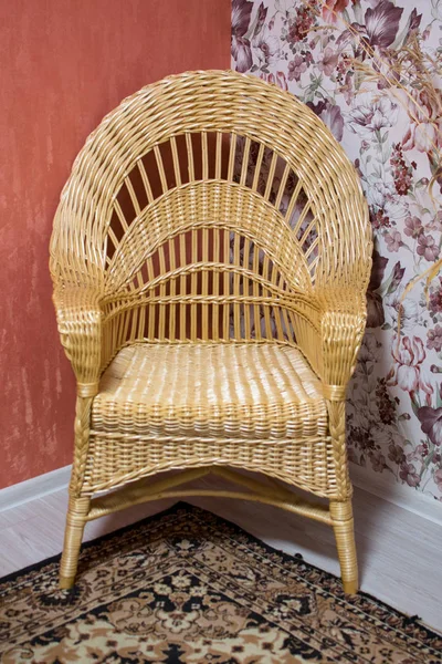 Rieten stoel in het interieur van de kamer. — Stockfoto