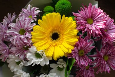 Güzel sarı gerbera closeup krizantem ile. Buket çiçek.
