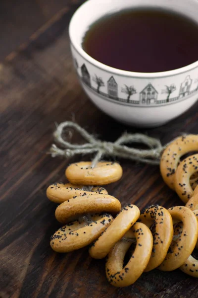 Bagels med kopp te på et trebrett . – stockfoto