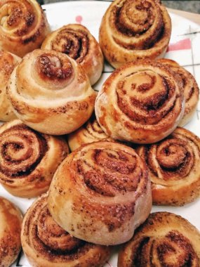 Iştah açıcı taze tatlı ev yapımı tarçın rulo yakın çekim