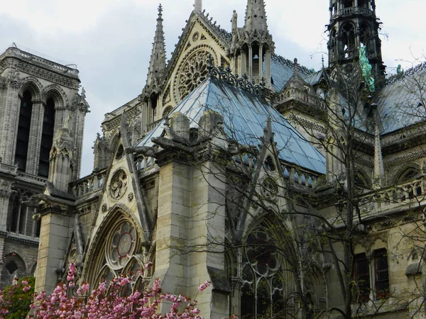 Paris, França - 22 de abril de 2013: exterior de Notre Dame, catedral católica medieval . — Fotografia de Stock
