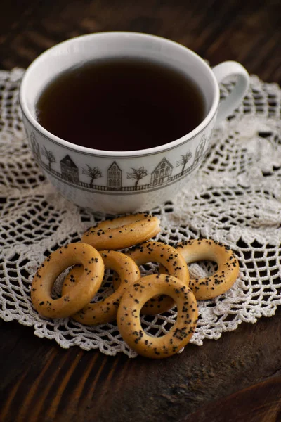 Bagels med kopp te på et trebrett . – stockfoto