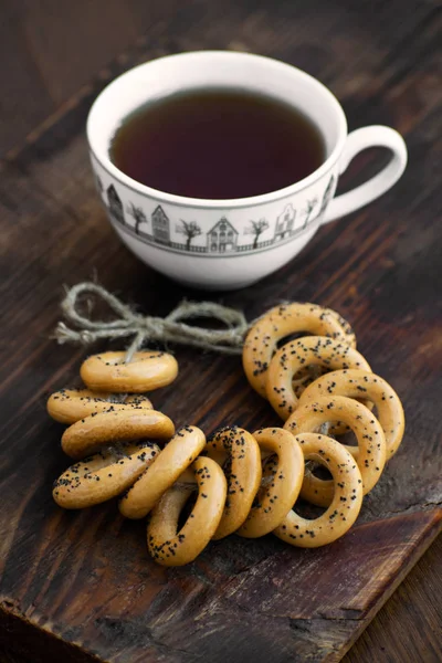 Bagels med kopp te på et trebrett . – stockfoto