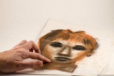 Sanguine kalem ve kömür ile çizim. Bir adamın portresi.