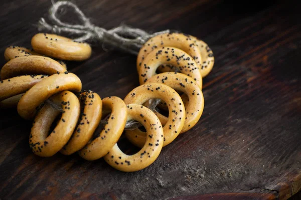 Bagels med valmuefrø på treplanke . – stockfoto