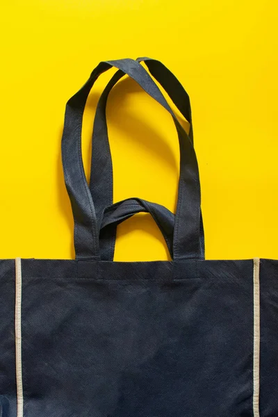 Sac en tissu éco flex uni bleu sur fond jaune . — Photo