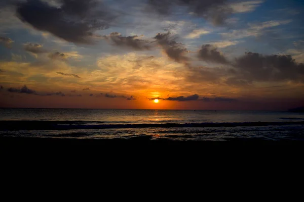 Céu romântico ao pôr do sol e mar tropical ao entardecer — Fotografia de Stock