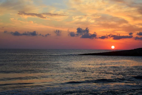 Romantic sunset sky and tropical sea at dusk — Stock Photo, Image