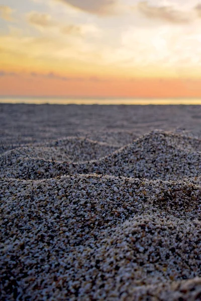 Bela praia grega ao nascer do sol. Paisagem romântica . — Fotografia de Stock