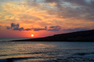 Alacakaranlıkta romantik gün batımı gökyüzü ve tropikal deniz