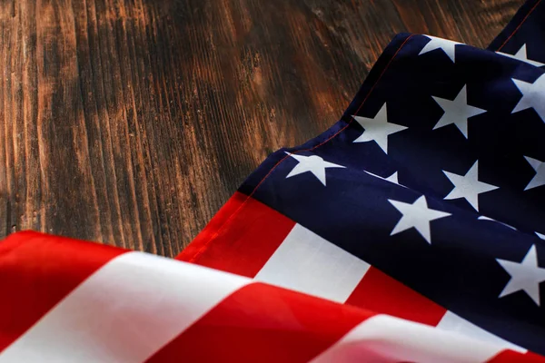 Bandera americana sobre un viejo fondo de madera . —  Fotos de Stock