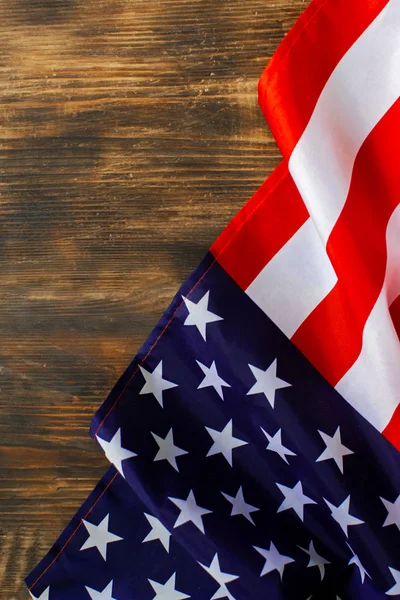 Bandeira americana em um velho fundo de madeira . — Fotografia de Stock