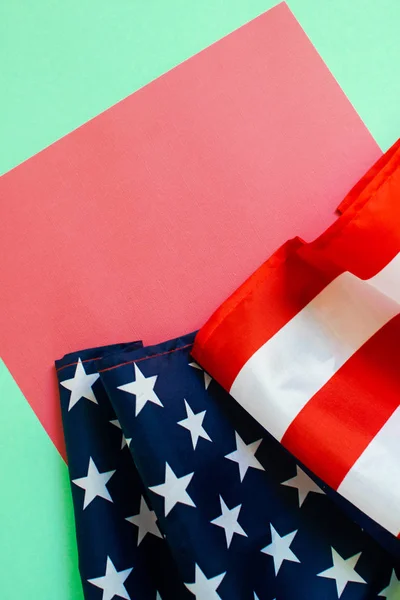 Amerikanska flaggan på en ljusgrön och korall bakgrund. — Stockfoto