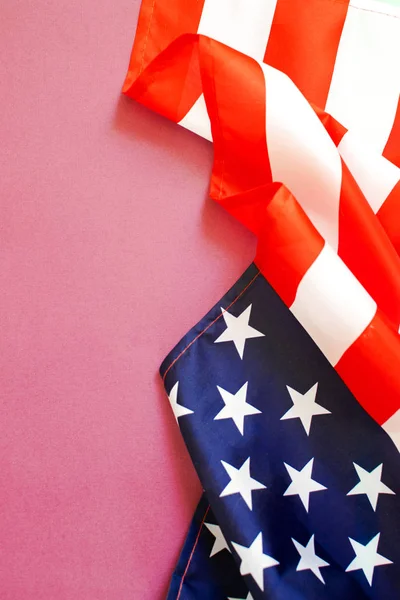 Bandera americana sobre fondo rosa claro . —  Fotos de Stock