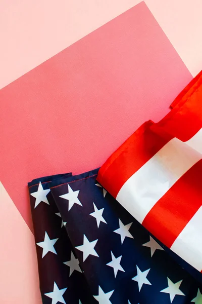 Bandera americana sobre un fondo coralino claro . —  Fotos de Stock