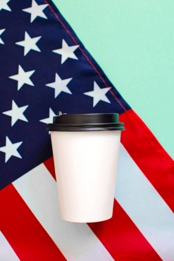 Amerikan bayrağı ve arka planda kahve kağıt fincan.yeşil