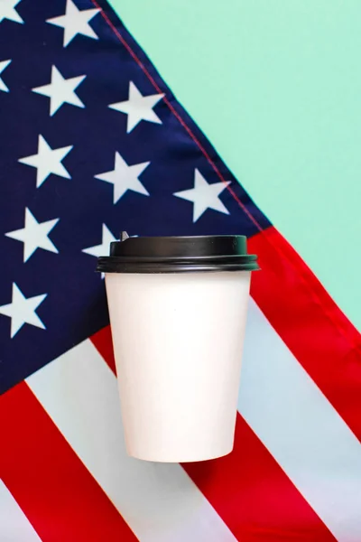 Amerikansk flagg-och kaffepappkopp på bakgrunden. grön — Stockfoto