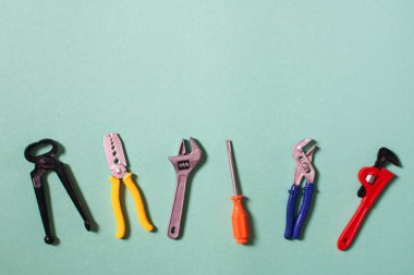 Çocuk oyuncak plastik aletler üreticisi ve marangoz. Seçici odaklama.