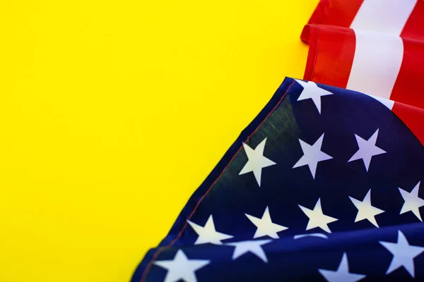 Bandera americana sobre fondo amarillo brillante . —  Fotos de Stock