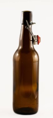 Beyaz arka planda izole edilmiş kahverengi bira şişesi