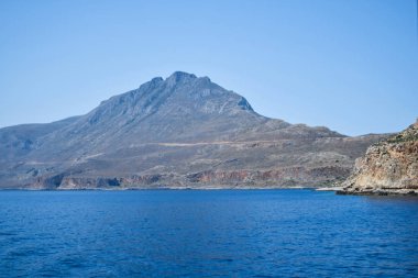 Dağlar ve deniz ile Yunanistan tatil adası Santorini