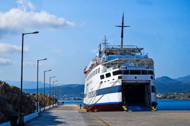 Girit, Yunanistan - 25 Haziran 2015: Yunanistan adasılimanında yolcu gemisi