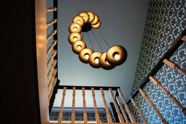 Siyah dekoratif lambalar tavandan asılı. Modern asma lambalar, modern iç tasarım.