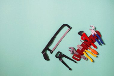 Çocuk oyuncak plastik aletler Oluşturucu ve marangoz. Seçici odak.