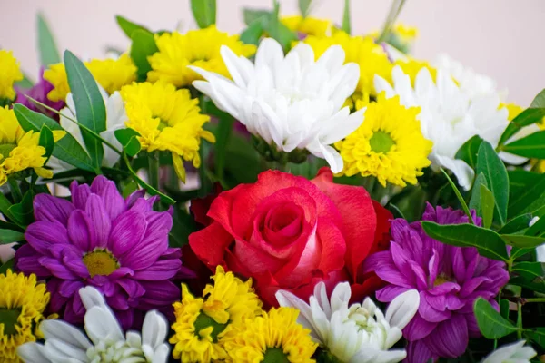 Çiçek buketi: pembe güller ve çok renkli krizantemler.