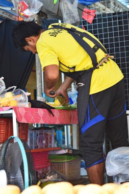 Phuket, Tayland - 15 Mart 2016: Bir adam keskin bir bıçakla durian açık keser.