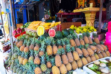 Phuket, Tayland - 15 Mart 2016: sokakta meyve dükkanı
