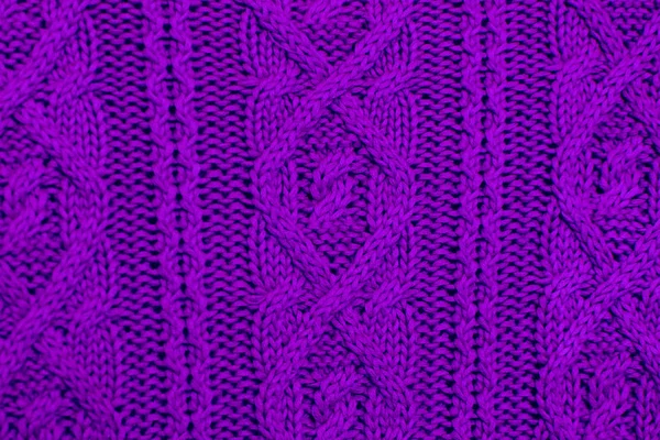 Textura de punto de tejido de punto de lana violeta con patrón de cable como fondo. Textura ultravioleta . — Foto de Stock