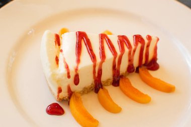 Beyaz plaka üzerinde klasik cheesecake Slice.