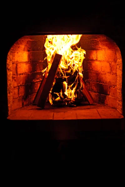 Een vuur brandt in een open haard, Vuur om warm te blijven. — Stockfoto
