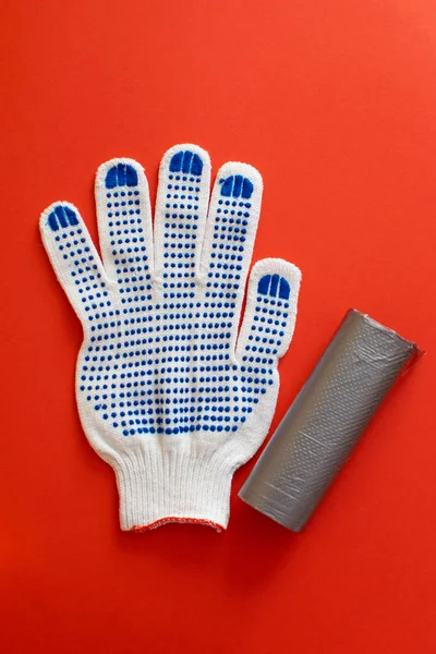 Хлопчатобумажные перчатки с голубой прорезиненной ладонью — стоковое фото
