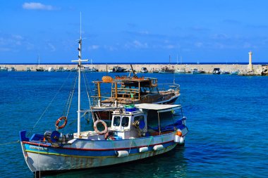 Girit, Yunanistan, 27 Haziran 2015: Küçük bir limanda geleneksel Yunan teknesi.