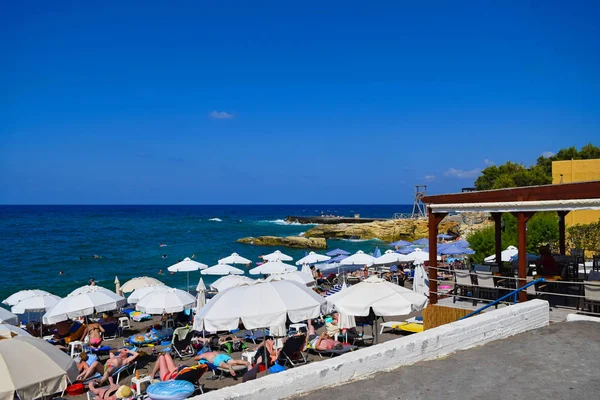 Chersonissos, Grecja-27 czerwca 2015: wiele osób cieszyć się letnim dniem na plaży. — Zdjęcie stockowe