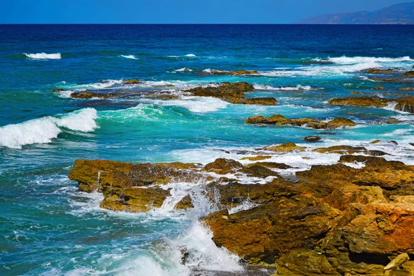 Quebras de ondas marítimas em rochas de praia em Creta, Grécia . — Fotografia de Stock