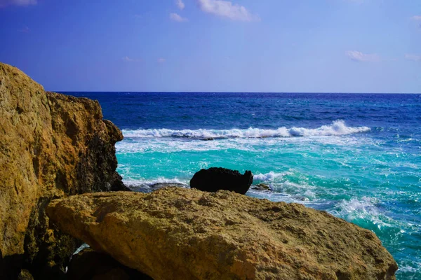 Quebras de ondas marítimas em rochas de praia em Creta, Grécia . — Fotografia de Stock