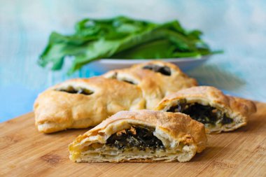 Sorrel yakın çekim li puf böreği çörekleri. Yeşillikli lezzetli ev yapımı kekler.