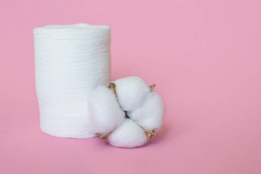 Pembe arka planda kaldırma makyaj için pamuk pedleri.