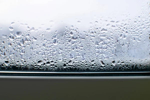 Gotas de chuva em vidros de janela no outono. Condensado na janela . — Fotografia de Stock