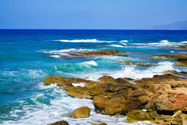 Quebras de ondas marítimas em rochas de praia em Creta, Grécia . — Fotografia de Stock