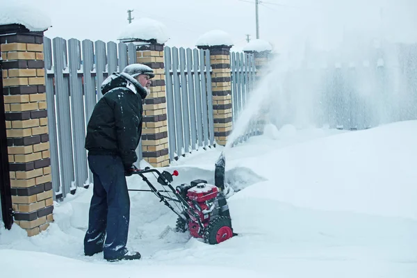 Καθαρισμός χιονιού. Ο Snowblower ανοίγει το δρόμο μετά από ισχυρή χιονόπτωση. — Φωτογραφία Αρχείου