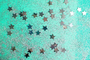 Nane arkaplanda gümüş parıltı ve yıldızlar. Bulanık sim dokusu. Sıralama dokusu.