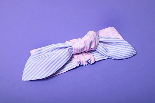 Bandeau mignon pour enfants sur fond lilas . — Photo