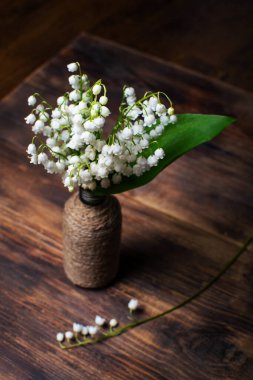 Vadideki narin zambak buketi eski bir vazoda.