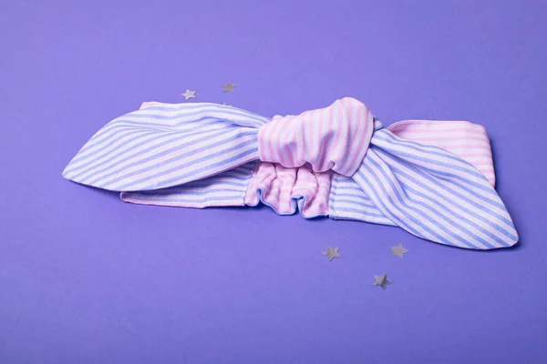 Bandeau mignon pour enfants sur fond lilas . — Photo
