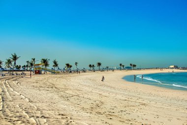 Dubai, Birleşik Arap Emirlikleri 16 Ocak 2020: Turkuvaz suyu ve Basra Körfezi kıyısında beyaz bir kumla güzel halk plajında yaşayan insanlar, Dubai.