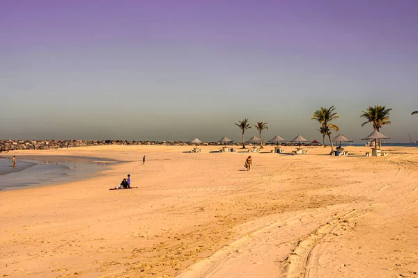 Dubai, Verenigde Arabische Emiraten 16 januari 2020: Prachtig openbaar strand met turquoise water aan de Perzische Golfkust, Dubai. — Stockfoto